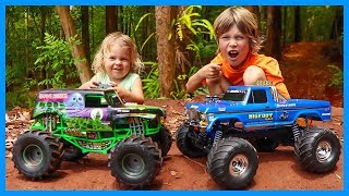 RC Monster Trucks  Traxxas Bigfoot vs Grave Digger [upl. by Roel141]