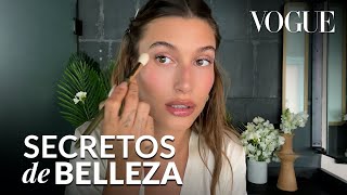 Hailey Bieber logra un maquillaje nocturno en tonos rosas  Vogue México y Latinoamérica [upl. by Hanser]