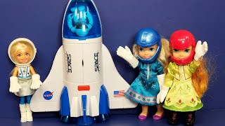 Space explorers  Elsa amp Anna toddlers amp Chelsea fly to the moon  Barbie  spaceship [upl. by Vinn]